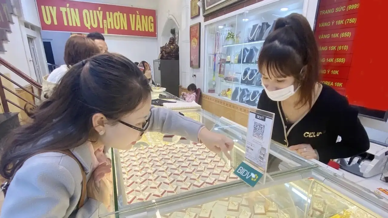 تباين أسعار ذهب SJC وخواتم BTMC وBTMH مع دوجي وذهب فو كوي